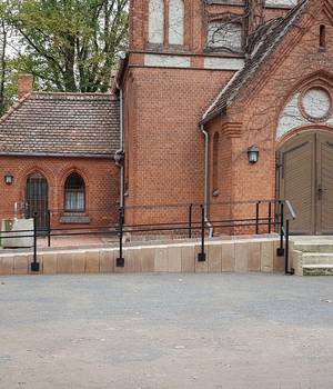 Barrierefreier Zugang zur Friedhofskapelle Barrierefreier Zugang zur Friedhofskapelle