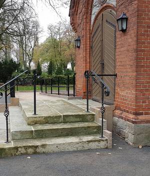 Barrierefreier Zugang zur Friedhofskapelle Barrierefreier Zugang zur Friedhofskapelle