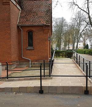 Barrierefreier Zugang zur Friedhofskapelle Barrierefreier Zugang zur Friedhofskapelle
